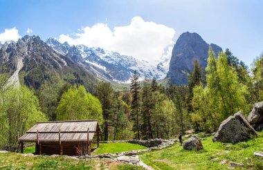 Ortaçağ Osetya Tapınağı Rekom. Dzuarikau köyü. Kuzey Osetya. - Rusya. 16 Mayıs 2021