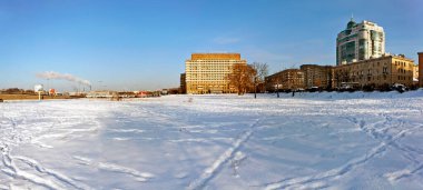 Okhta 'daki Okhtinskaya otelinin önünde, Yüksek Mahkeme yargıçları için konut inşaatı planlanıyor. St. Petersburg 'da. - Rusya. 5 Şubat 2021