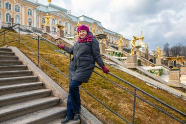Büyük çağlayanın heykelleri. Petrodvoretler. Peterhof. St. Petersburg 'da. - Rusya. 10 Nisan 2021