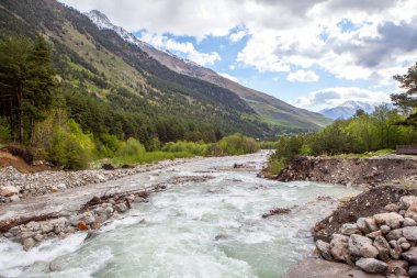 Urukh Nehri, Cennet Kampı 'nın eşiği yakınında. Stur-Digora köyü. Digoria Dağı. Kuzey Osetya. - Rusya. 18 Mayıs 2021