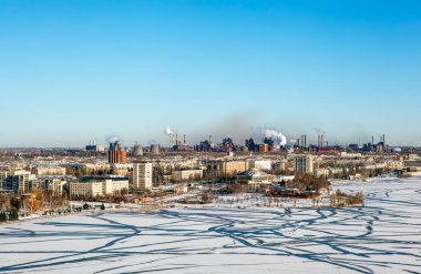 Endüstriyel arazi. Kel (Tilki) Dağı 'nın manzarası. Nizhny Tagil. Sverdlovsk bölgesi. - Rusya. 19 Kasım 2020
