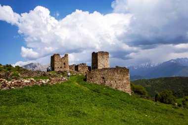 Dağlık Ingushetia 'nın Assinsky geçidinde bulunan Keli Kulesi' nin kalıntıları. Dzheyrakh bölgesi. Ingushetia Cumhuriyeti, Rusya. 15 Mayıs 2021