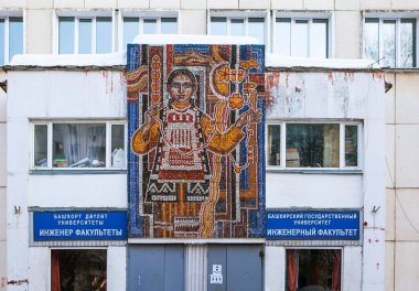 Geleneksel Bashkir kostümü giymiş genç bir kızın mozaik paneli. Ufa. Bashkortostan Cumhuriyeti. - Rusya. 18 Mart 2021