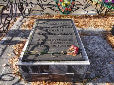 Aralıkçı S.G. Krasnokutsky 'nin mezarı. Zavalnoye mezarlığı. Tobolsk 'ta. Tyumen bölgesi. - Rusya. 15 Ekim 2013