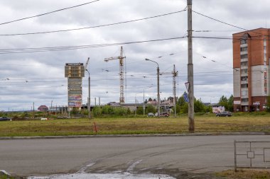 Tagil göletinin karşısındaki köprüye bir giriş inşaatı. Nizhny Tagil. Sverdlovsk bölgesi. Rusya. Ele geçirme tarihi 8 Haziran 2021