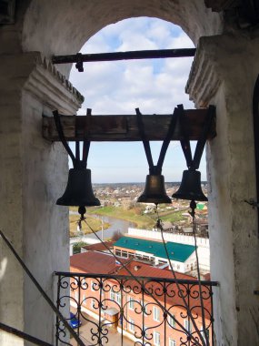 Kutsal Üçlü Katedrali 'nin çan kulesinde çanlar çalıyor. Verkhoturye. Sverdlovsk bölgesi. - Rusya. 11 Ekim 2012