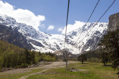 Tseysky Boğazı 'ndan Skaz buzuluna giden kablo araba. Kuzey Osetya. - Rusya. 16 Mayıs 2021