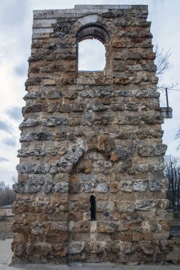 Kule yıkıldı. Oryol Parkı. Strelna. St. Petersburg 'da. - Rusya. 10 Nisan 2021