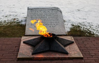 Rzhev 'in kurtarıcıları için obelisk' teki sonsuz alev. Rzhev, Tver bölgesi. - Rusya. 3 Ocak 2021