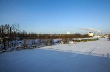 Okhtinsky pelerini bir Arkeoloji anıtıdır. Örgütün tarihi ve arkeoloji müzesi kurması planlanıyor. Okhta Nehri 'nin yanından bak. Panorama. St. Petersburg 'da. - Rusya. 5 Şubat 2021
