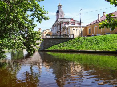 Alexander Nevsky Lavra ve Monastyrka nehrindeki Kutsal Bakire Meryem Kilisesi. St. Petersburg 'da. - Rusya. 7 Ağustos 2013