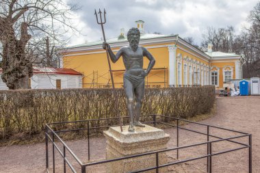 Monplaisir Sarayı 'nın yanındaki gözlem güvertesinde 