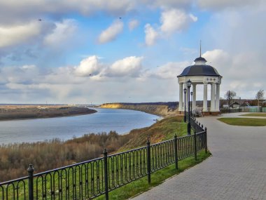 Tobolsk Kremlin yakınlarında Irtysh manzaralı bir balkon gözlem güvertesi. Tobolsk 'ta. Tyumen bölgesi. - Rusya. 15 Ekim 2013