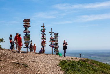 Tabaklar Mashuk dağının tepesindeki şehirlerle dolu. Pyatigorsk 'ta. Stavropol bölgesi. - Rusya. 21 Mayıs 2021