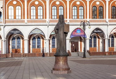 Mari Piskoposu Hiyeroşehit Leonid anıtı. Yoshkar-Ola. Mari El Republic. - Rusya. 27 Ekim 2020