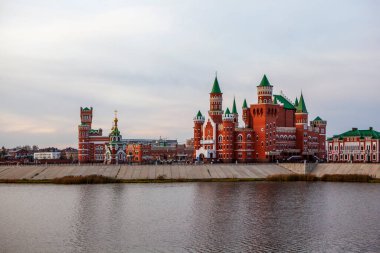 Malaya Kokshaga Nehri ve Cumhuriyetçi Kukla Tiyatrosu manzaralı Bruges seti, Murom ve EUROSPAR 'ın Peter ve Fevronia Şapeli. Yoshkar-Ola. Mari El Republic. - Rusya. 27 Ekim 2020