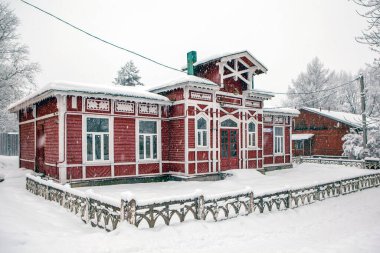 Tren yolu ambulans istasyonu binası. Tver bölgesindeki gibi. - Rusya. 4 Ocak 2021