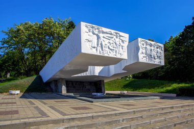 Hap kutusunun stilize edilmiş görüntüsündeki bas-reef 'ler. Askeri Anıt Mezarlığı. Pyatigorsk 'ta. Stavropol bölgesi. - Rusya. 21 Mayıs 2021