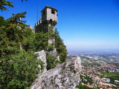 La Chesta ya da Fratta Kulesi ya da Monte Titano 'daki İkinci Torre. San Marino Cumhuriyeti. 16 Haziran 2012