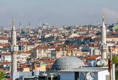 İstanbul 'un çatıları, camileri ve minareleri. Buyuk Valide Sultan Han 'in çatisindan bak. Hindi. 11 Mayıs 2015