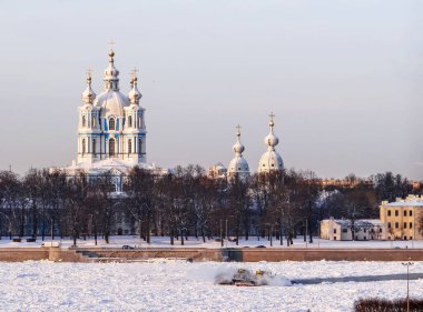 İki nehir buz kırıcı römorkör Neva 'daki buzları kırıyor Smolny Katedrali' nin arka planına karşı. St. Petersburg 'da. - Rusya. 16 Ocak 2021