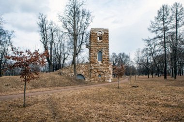 Kule yıkıldı. Oryol Parkı. Strelna. St. Petersburg 'da. - Rusya. 10 Nisan 2021