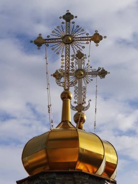 Kutsal Üçlü Katedrali 'nin haçları ve kubbeleri. Verkhoturye. Sverdlovsk bölgesi. - Rusya. 11 Ekim 2012