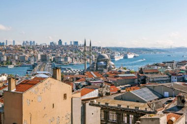 Büyük Valide Sultan Han 'ın çatısından Yeni Cami, Boğaz ve Atatürk Köprüsü manzarası. İstanbul. Hindi. 11 Mayıs 2015