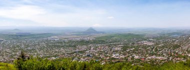 Mashuk dağından Beshtau ve Elbrus dağlarının manzarası. Pyatigorsk 'ta. Stavropol bölgesi. - Rusya. 21 Mayıs 2021