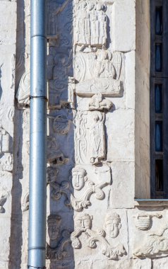 Aziz George Katedrali 'nin duvarlarında taş desenler, kabartmalar. Yuryev-Polsky. Vladimir bölgesi. - Rusya. 20 Mart 2021