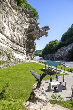 Kayadaki anıt, Uastyrdzhi. Kafkasya otoyolu. Kuzey Osetya. - Rusya. 16 Mayıs 2021