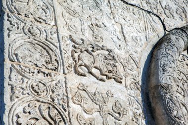 Aziz George Katedrali 'nin duvarlarında taş desenler, kabartmalar. Yuryev-Polsky. Vladimir bölgesi. - Rusya. 20 Mart 2021