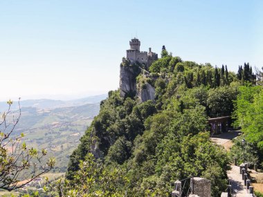 La Chesta ya da Fratta Kulesi ya da Monte Titano 'daki İkinci Torre. San Marino Cumhuriyeti. 16 Haziran 2012