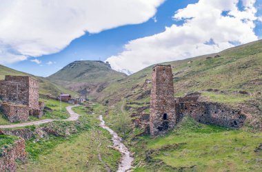 Komidon Nehri 'nin kıyısındaki alt kule. Kuleleri olan çok katlı binaların ortaçağ mimari kompleksi. Digoria Dağı. Galiat. Kuzey Osetya. - Rusya. 18 Mayıs 2021