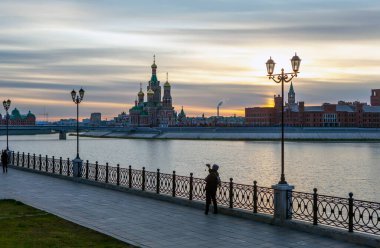 Gün batımında Diriliş Duvarı, Malaya Kokshaga Nehri ve Annunciation Katedrali 'ne bakan Bruges seti. Yoshkar-Ola. Mari El Republic. - Rusya. 27 Ekim 2020