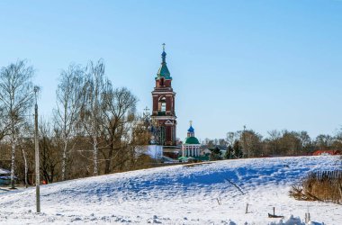 Şehir manzarası, şefaat kilisesi manzaralı. Yuryev-Polsky. Vladimir bölgesi. - Rusya. 20 Mart 2021