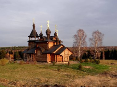 Sibirya topraklarında parlayan Azizler Kilisesi. Verkhoturye 'den Merkushino' ya hac güzergahı. Sverdlovsk bölgesi. - Rusya. 11 Ekim 2012