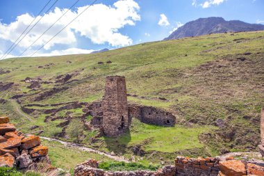 Komidon Nehri 'nin kıyısındaki alt kule. Kuleleri olan çok katlı binaların ortaçağ mimari kompleksi. Digoria Dağı. Galiat. Kuzey Osetya. - Rusya. 18 Mayıs 2021