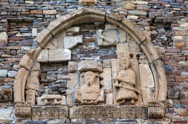 Tkhaba-Yerdy tapınağının ana süslemesi, onun ayırıcı özelliği, merkezi bas-ferahlığıdır. Ingushetia Cumhuriyeti, Rusya. 15 Mayıs 2021