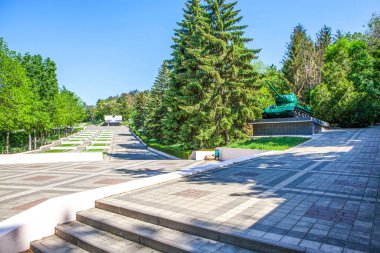 Tank T-34, savaş anıtının girişinde. Pyatigorsk 'ta. Stavropol bölgesi. - Rusya. 21 Mayıs 2021