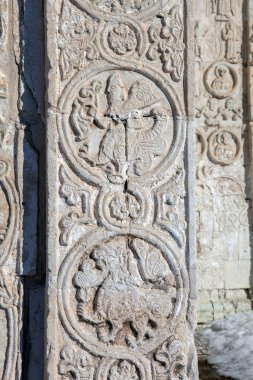Aziz George Katedrali 'nin duvarlarında taş desenler, kabartmalar. Yuryev-Polsky. Vladimir bölgesi. - Rusya. 20 Mart 2021