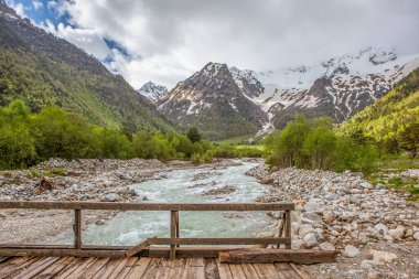 Urukh Nehri, Cennet Kampı 'nın eşiği yakınında. Stur-Digora köyü. Digoria Dağı. Kuzey Osetya. - Rusya. 18 Mayıs 2021