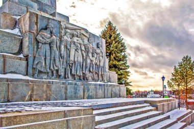 Büyük Vatanseverlik Savaşı 'nın kahramanlıklarını Rzhev' in kurtarıcılarına dikilitaşın kaidesi üzerinde övüyorlar. Rzhev, Tver bölgesi. - Rusya. 3 Ocak 2021