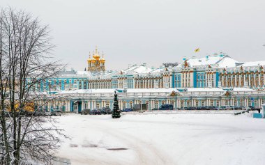 Catherine Sarayı 'nın (Büyük Tsarskoye Selo) sol çevresinin önündeki üçgen kare. Puşkin. St. Petersburg 'da. - Rusya. 21 Ocak 2021