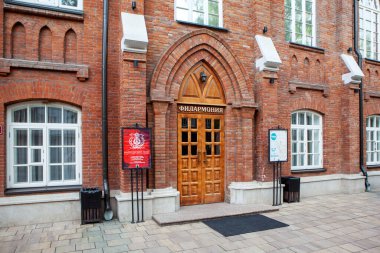 Lutheran Kilisesi 'ne (Kuzey Osetya Filarmoni Orkestrası) giriş. Hughkavkaz, Kuzey Osetya, Rusya. 13 Mayıs 2021