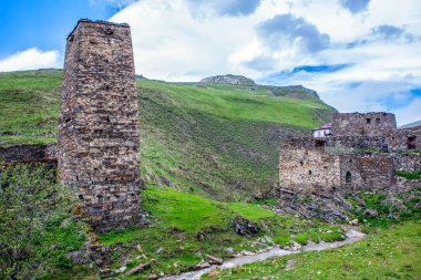 Kuleleri olan çok katlı binaların ortaçağ mimari kompleksi. Digoria Dağı. Galiat. Kuzey Osetya. - Rusya. 18 Mayıs 2021
