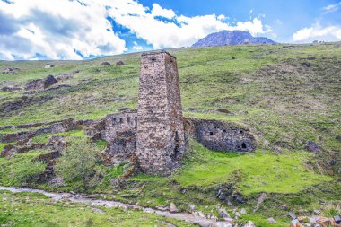 Komidon Nehri 'nin kıyısındaki alt kule. Kuleleri olan çok katlı binaların ortaçağ mimari kompleksi. Digoria Dağı. Galiat. Kuzey Osetya. - Rusya. 18 Mayıs 2021