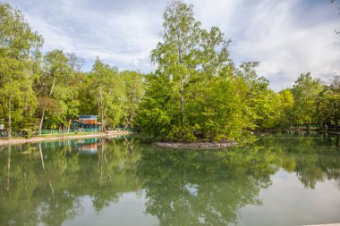 Gölet ve çardak. Central Park of Culture and Rest adını K.L. 'den almıştır. Khetagurov. Hughkavkaz, Kuzey Osetya, Rusya. 13 Mayıs 2021