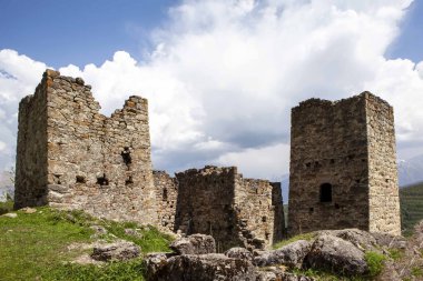 Dağlık Ingushetia 'nın Assinsky geçidinde bulunan Keli Kulesi' nin kalıntıları. Dzheyrakh bölgesi. Ingushetia Cumhuriyeti, Rusya. 15 Mayıs 2021