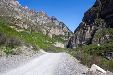 Karmadon Kapısı, boğazın en dar kısmına giriş noktası. Karmadon Boğazı. Kuzey Osetya. - Rusya. 14 Mayıs 2021